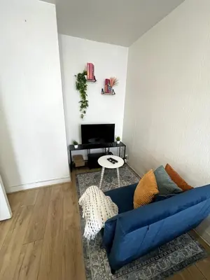 Télévision ou salle de divertissement dans l'établissement Modern studio for 3, Porte de Paris nord metro 7