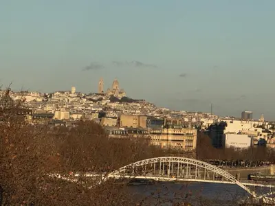 Vue générale sur Paris ou vue de la ville depuis l'appartement
