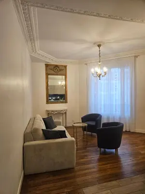 Coin salon dans l'établissement Elégant Appartement rénové type Parisien Idéalement situé aux portes de Paris et à 150 m du Métro