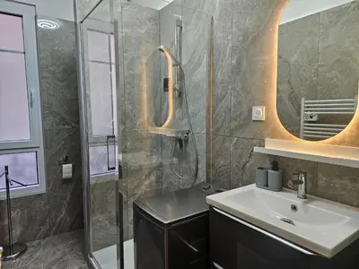 Salle de bains dans l'établissement Elégant Appartement rénové type Parisien Idéalement situé aux portes de Paris et à 150 m du Métro