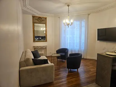 Télévision ou salle de divertissement dans l'établissement Elégant Appartement rénové type Parisien Idéalement situé aux portes de Paris et à 150 m du Métro
