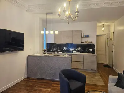 Cuisine ou kitchenette dans l'établissement Elégant Appartement rénové type Parisien Idéalement situé aux portes de Paris et à 150 m du Métro