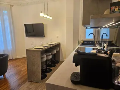 Cuisine ou kitchenette dans l'établissement Elégant Appartement rénové type Parisien Idéalement situé aux portes de Paris et à 150 m du Métro