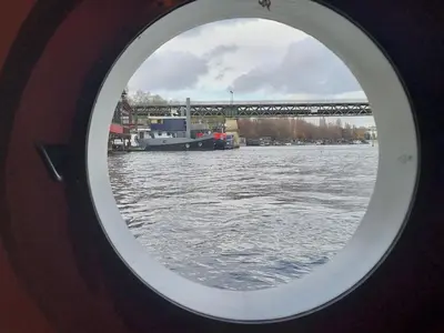 Vue sur la rivière ou le fleuve situé(e) à proximité de le bateau