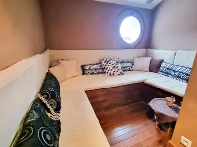 Coin salon dans l'établissement EXIGEHOME-Large houseboat with rooftop and spa near Paris