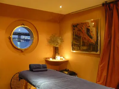 Un ou plusieurs lits dans un hébergement de l'établissement EXIGEHOME-Large houseboat with rooftop and spa near Paris