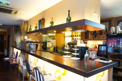 Salon ou bar de l'établissement EXIGEHOME-Large houseboat with rooftop and spa near Paris