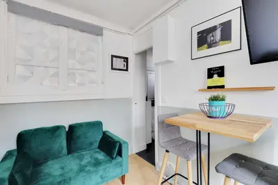 Télévision ou salle de divertissement dans l'établissement Appartement charmant pour 2, Batignolles