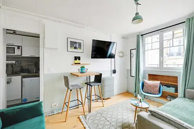 Télévision ou salle de divertissement dans l'établissement Appartement charmant pour 2, Batignolles