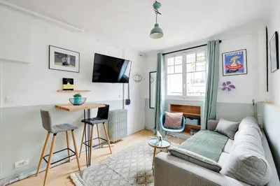 Télévision ou salle de divertissement dans l'établissement Appartement charmant pour 2, Batignolles