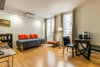 Un ou plusieurs lits dans un hébergement de l'établissement Large Flat Louvre Pont Neuf 48 M2