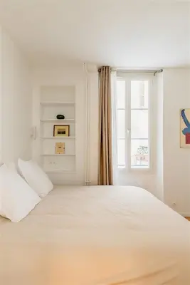 Un ou plusieurs lits dans un hébergement de l'établissement Large Flat Louvre Pont Neuf 48 M2