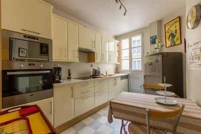 Cuisine ou kitchenette dans l'établissement Veeve - Footsteps from the Tuileries