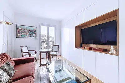 Télévision ou salle de divertissement dans l'établissement Cocon familial près des Buttes-Chaumont