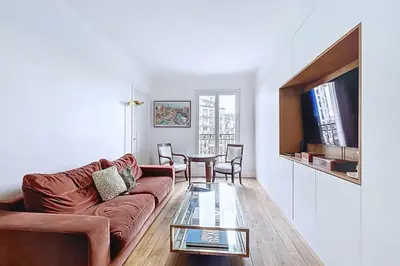 Télévision ou salle de divertissement dans l'établissement Cocon familial près des Buttes-Chaumont