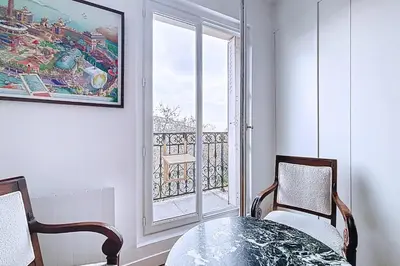 Coin salon dans l'établissement Cocon familial près des Buttes-Chaumont