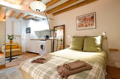 Un ou plusieurs lits dans un hébergement de l'établissement Charming Apartment in Notre-Dame