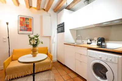 Cuisine ou kitchenette dans l'établissement Charming Apartment in Notre-Dame