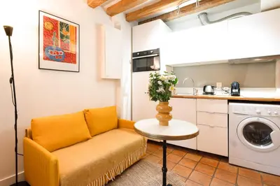 Cuisine ou kitchenette dans l'établissement Charming Apartment in Notre-Dame