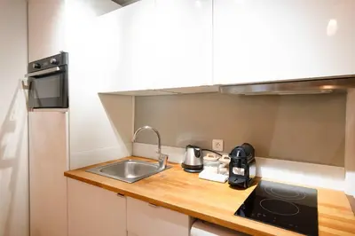Cuisine ou kitchenette dans l'établissement Charming Apartment in Notre-Dame