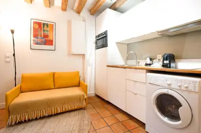 Cuisine ou kitchenette dans l'établissement Charming Apartment in Notre-Dame