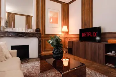Télévision ou salle de divertissement dans l'établissement Charming Flat Louvres Opera