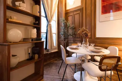 Coin salon dans l'établissement Charming Flat Louvres Opera