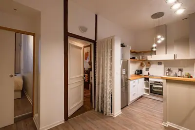 Cuisine ou kitchenette dans l'établissement Charming Flat Louvres Opera