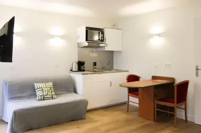 Cuisine ou kitchenette dans l'établissement Charming bright studio in the heart of Paris