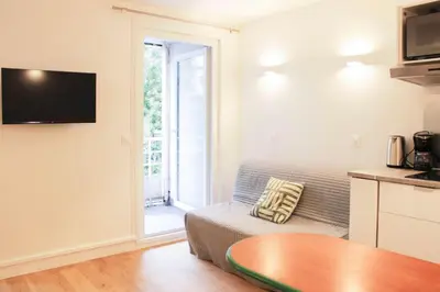 Télévision ou salle de divertissement dans l'établissement Charming bright studio in the heart of Paris