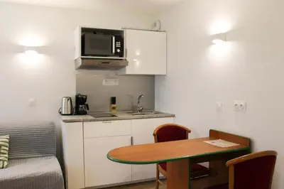 Cuisine ou kitchenette dans l'établissement Charming bright studio in the heart of Paris