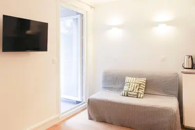 Télévision ou salle de divertissement dans l'établissement Charming bright studio in the heart of Paris