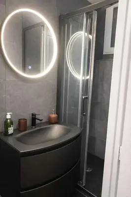 Salle de bains dans l'établissement Saint-Germain-des-Prés - Modern-Calm-Bright