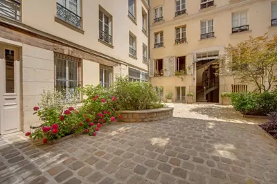 Jardin de l'établissement Saint-Germain-des-Prés - Modern-Calm-Bright