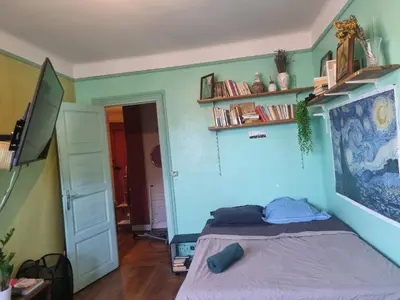 Un ou plusieurs lits dans un hébergement de l'établissement Appartement artistique