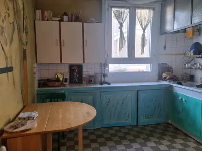 Cuisine ou kitchenette dans l'établissement Appartement artistique
