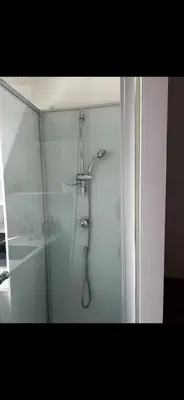 Salle de bains dans l'établissement Chambre au pied de la Tour Eiffel