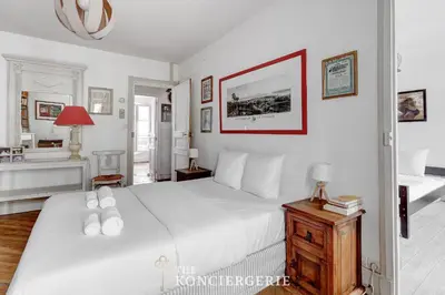 Un ou plusieurs lits dans un hébergement de l'établissement Residence elegante pres du Canal Saint Martin
