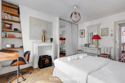 Un ou plusieurs lits dans un hébergement de l'établissement Residence elegante pres du Canal Saint Martin