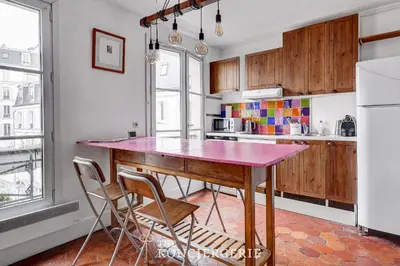 Cuisine ou kitchenette dans l'établissement Residence elegante pres du Canal Saint Martin
