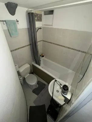 Salle de bains dans l'établissement Montmartre Moulin Rouge