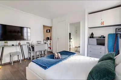 Télévision ou salle de divertissement dans l'établissement Studio type chambre d'hôtel - Proche Gare de Lyon