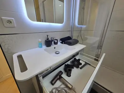 Salle de bains dans l'établissement Luxury Paris Apt, Eiffel View, Golden Triangle