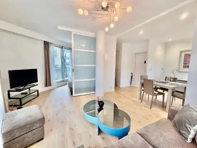 Télévision ou salle de divertissement dans l'établissement Luxury Paris Apt, Eiffel View, Golden Triangle