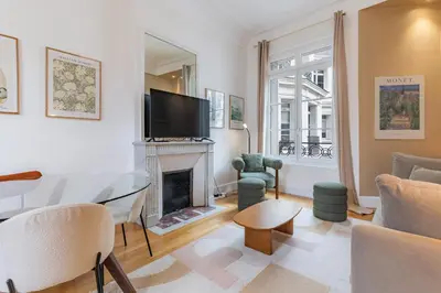 Télévision ou salle de divertissement dans l'établissement Charm and standing with 2 bedrooms close to Trocadéro