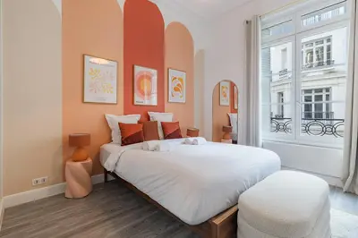 Un ou plusieurs lits dans un hébergement de l'établissement Charm and standing with 2 bedrooms close to Trocadéro
