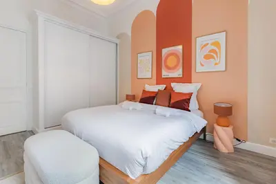 Un ou plusieurs lits dans un hébergement de l'établissement Charm and standing with 2 bedrooms close to Trocadéro