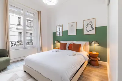 Un ou plusieurs lits dans un hébergement de l'établissement Charm and standing with 2 bedrooms close to Trocadéro