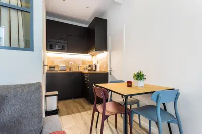 Cuisine ou kitchenette dans l'établissement Cosy flat 3P- Le Marais 2