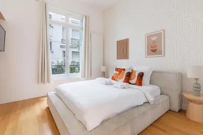 Un ou plusieurs lits dans un hébergement de l'établissement Modern air-conditioned apartment Arc de Triomphe